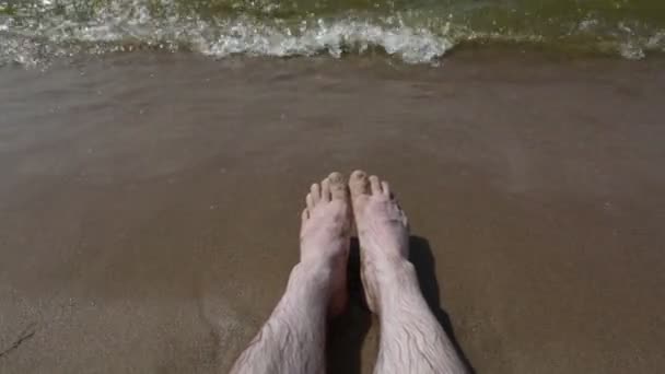 Ανθρώπινα Πόδια Πλένονται Από Κύματα Της Θάλασσας — Αρχείο Βίντεο
