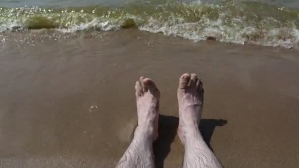Людські Ноги Змиті Хвилями Моря — стокове відео