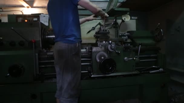 Drehmaschine Aktion Alte Drehmaschine Der Dreherei Der Maschinenbediener Arbeitet Einer — Stockvideo