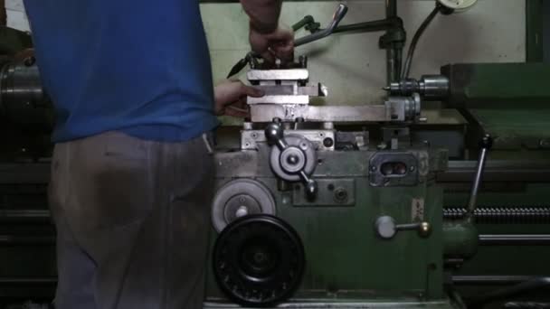 Lathe Action Old Lathe Lathe Shop Operator Machine Works Old — Stock Video