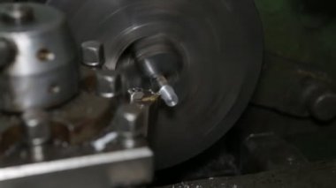 Torna iş başında. Torna dükkanında ki eski torna. Makinenin operatörü eski bir torna üzerinde çalışır. 