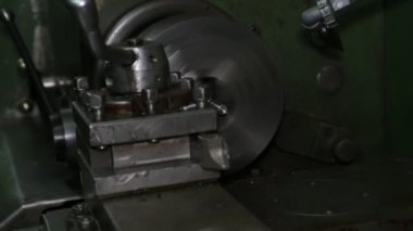 Torna iş başında. Torna dükkanında ki eski torna. Makinenin operatörü eski bir torna üzerinde çalışır. 