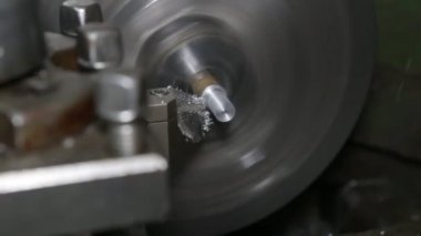 Torna iş başında. Torna dükkanında ki eski torna. Makinenin operatörü eski bir torna üzerinde çalışır. 