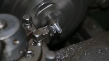 Torna iş başında. Torna dükkanında ki eski torna. Makinenin operatörü eski bir torna üzerinde çalışır. 