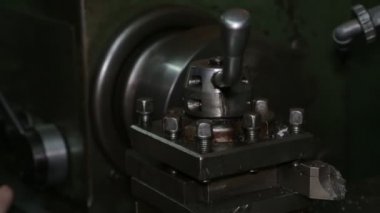 Torna iş başında. Torna dükkanında ki eski torna. Makinenin operatörü eski bir torna üzerinde çalışır. 