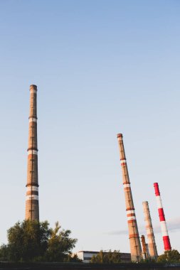 mavi gökyüzü arka planda fabrika bacaları