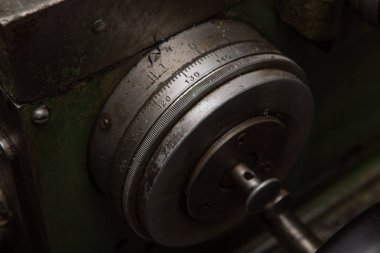 Torna tezgahında makine, bir araçla bir bölümün iç sıkıcı.