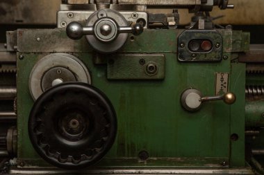 Torna tezgahında makine, bir araçla bir bölümün iç sıkıcı.