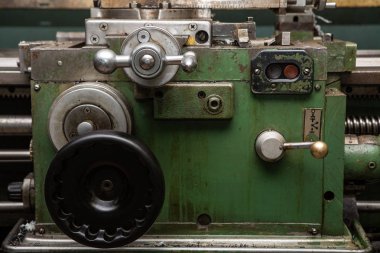 Torna tezgahında makine, bir araçla bir bölümün iç sıkıcı.