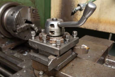 Torna tezgahında makine, bir araçla bir bölümün iç sıkıcı.