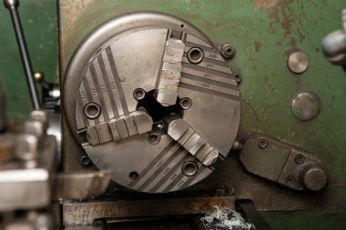 Torna tezgahında makine, bir araçla bir bölümün iç sıkıcı.