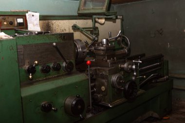 Torna tezgahında makine, bir araçla bir bölümün iç sıkıcı.