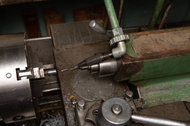 Torna tezgahında makine, bir araçla bir bölümün iç sıkıcı.