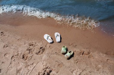 deniz tarafından plaj Terlik