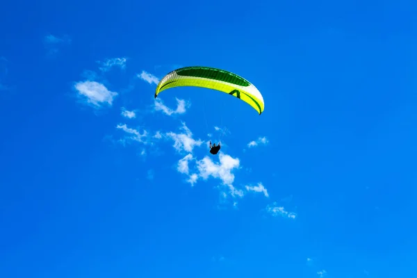 Paraglider Vliegen Blauwe Lucht Paragliding — Stockfoto