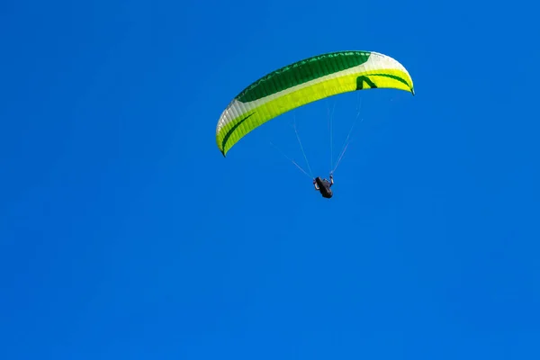 Skrzydło Latające Błękitnym Niebie Paralotniarstwo — Zdjęcie stockowe