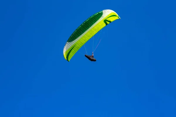 Paraglider Vliegen Blauwe Lucht Paragliding — Stockfoto