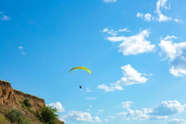 Mavi Gökyüzünde Uçan Yamaç Paraşütü Yamaç Paraşütü — Stok fotoğraf