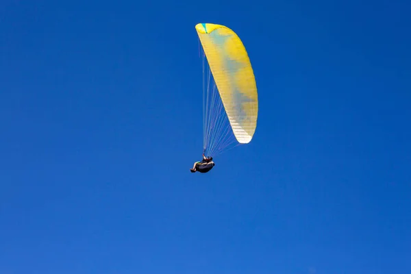 Parapente Voando Céu Azul Parapente — Fotografia de Stock