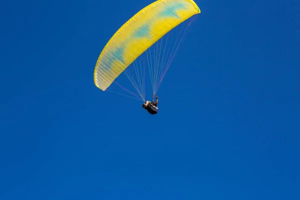 Gleitschirm Fliegt Den Blauen Himmel Gleitschirmfliegen — Stockfoto