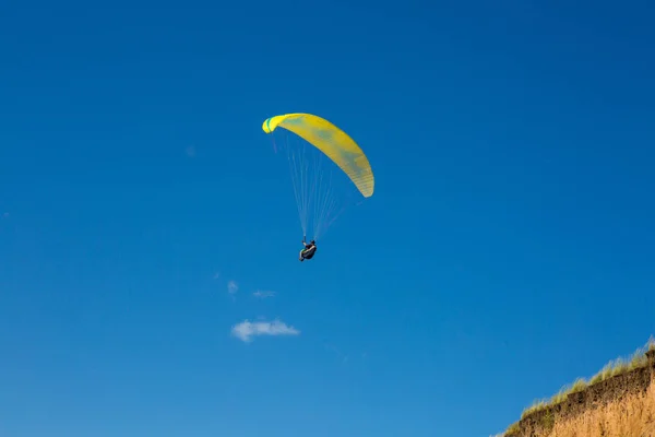 Paraglider Vliegen Blauwe Lucht Paragliding — Stockfoto
