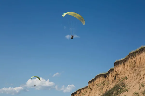 Mavi Gökyüzünde Uçan Yamaç Paraşütü Yamaç Paraşütü — Stok fotoğraf