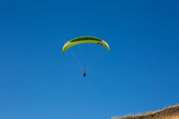 Paraglider Vliegen Blauwe Lucht Paragliding — Stockfoto