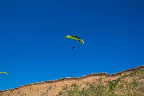 Mavi Gökyüzünde Uçan Yamaç Paraşütü Yamaç Paraşütü — Stok fotoğraf