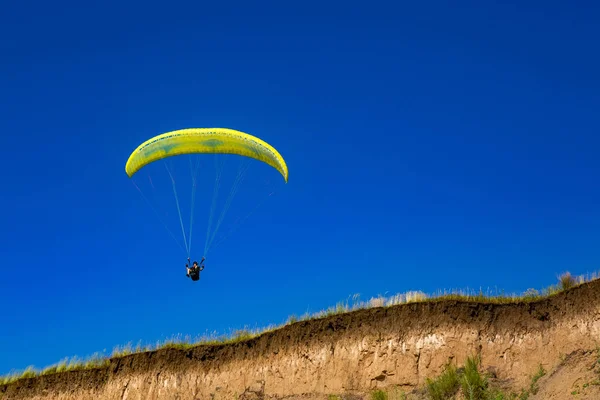 Mavi Gökyüzünde Uçan Yamaç Paraşütü Yamaç Paraşütü — Stok fotoğraf