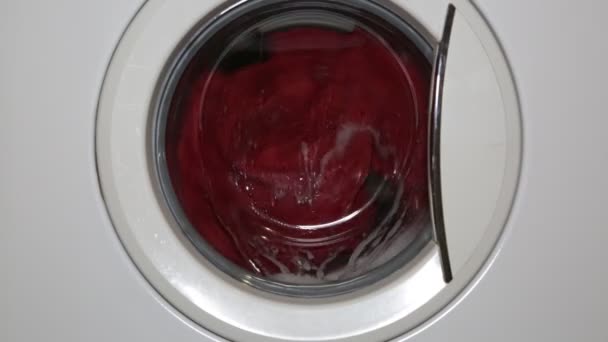 Waschmaschinentür Mit Rotierenden Kleidungsstücken Innen — Stockvideo