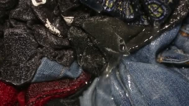 Wasmachine Wast Gekleurde Kleren Close Cilinder Spinnen Niemand — Stockvideo