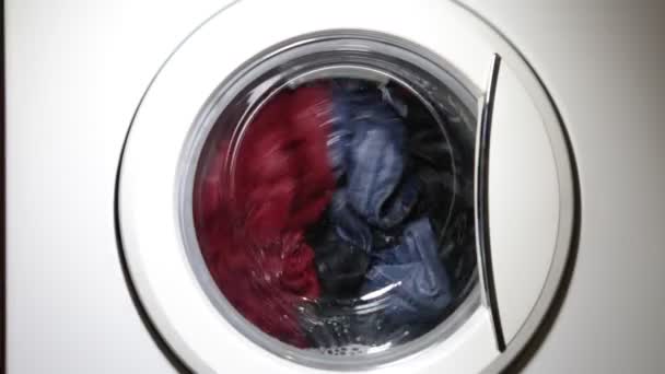 Porta Máquina Lavar Com Roupas Rotativas Para Dentro — Vídeo de Stock