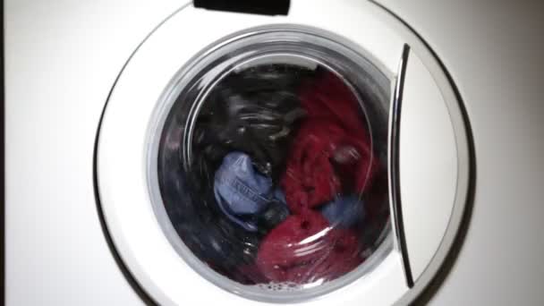 Çamaşır Makinesi Kapısı Içinde Dönen Giysiler — Stok video