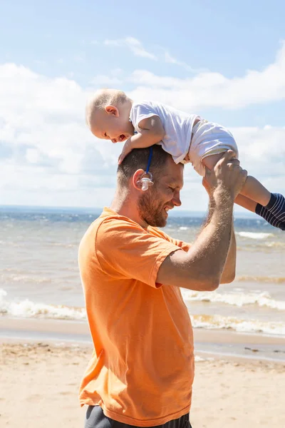 Щасливий Батько Грає Маленьким Сином Вулиці Пляжі Концепція Сім Батьківства — стокове фото