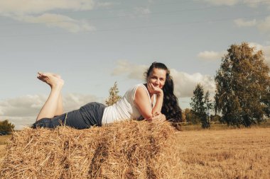 samanlıkta genç kadın