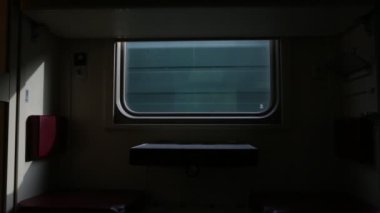 Yük treninin hareketli vagonlarında trenin yan penceresinde görüntüle