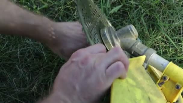 Man Reparerar Grästrimmer Elektrisk Gräsklippare — Stockvideo