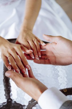 Damat gelinin elini tutuyor. Düğün teması