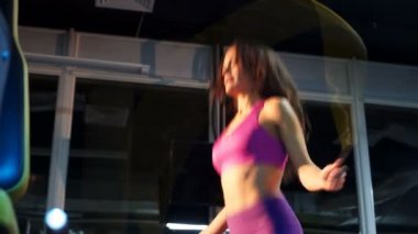 Crossfit spor salonunda ip atlama ile güzel sportif kadın egzersiz. İp atlama.