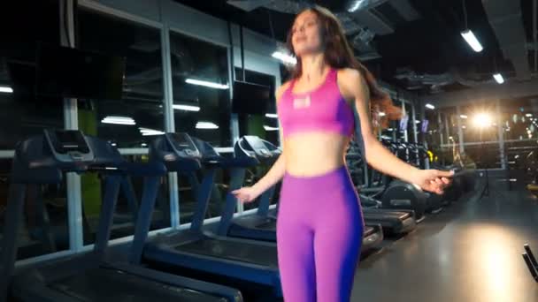 Giovane Cute Sportiva Allenamento Donna Con Corda Salto Palestra Crossfit — Video Stock