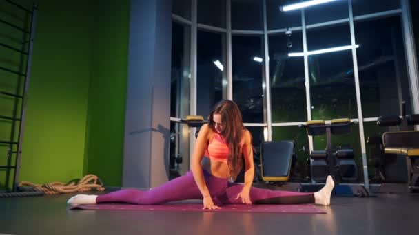 在健身房舒展的年轻运动的妇女 瑜伽女人 — 图库视频影像