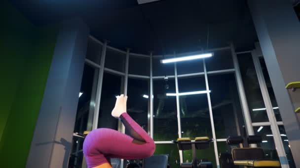 健康和瑜伽的概念 灵活的女孩做瑜伽体式在健身房 — 图库视频影像