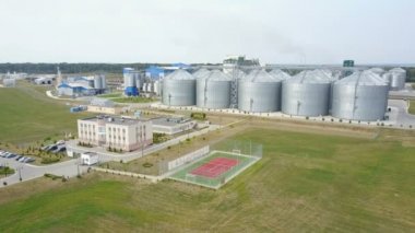 Tahıl yeşil alanlarla çevrili asansörlerin havadan görünümü.