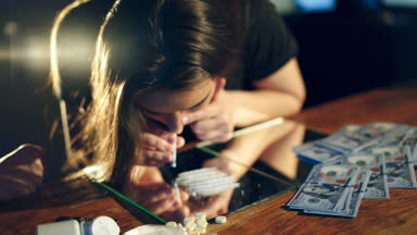 İki genç kız ile yasadışı bir beyaz toz burundan enfiye şeklinde çekmek dolarlarına kadar haddelenmiş. Uyuşturucu kavramı