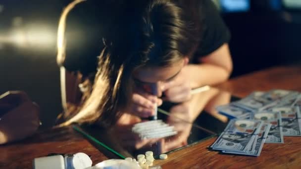两个年轻女孩吸食非法的白色粉末 卷起钞票 药物滥用概念 — 图库视频影像