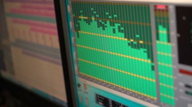 Ses dalgaları gösterilen dijital ekran ile müzik Stüdyo ses mikseri. Kayıt stüdyosu