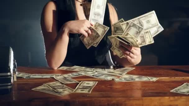 Prenderam Uma Bela Mulher Polícia Dinheiro Algemas Ilegais — Vídeo de Stock