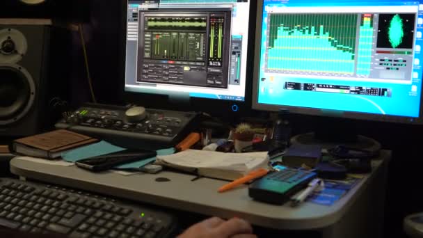 Ingegnere Del Suono Che Lavora Mixer Uno Studio Registrazione Boutique — Video Stock