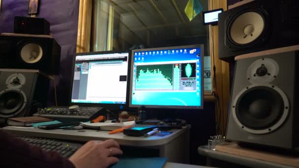 Ingénieur Son Travaillant Panneau Mixage Studio Enregistrement Boutique Gros Plan — Video
