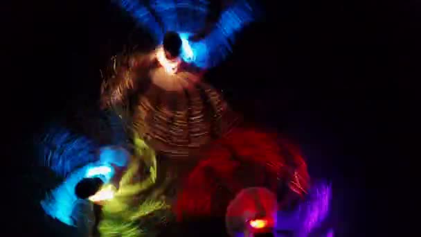 跳舞的女孩在夜间户外的 Led Led — 图库视频影像